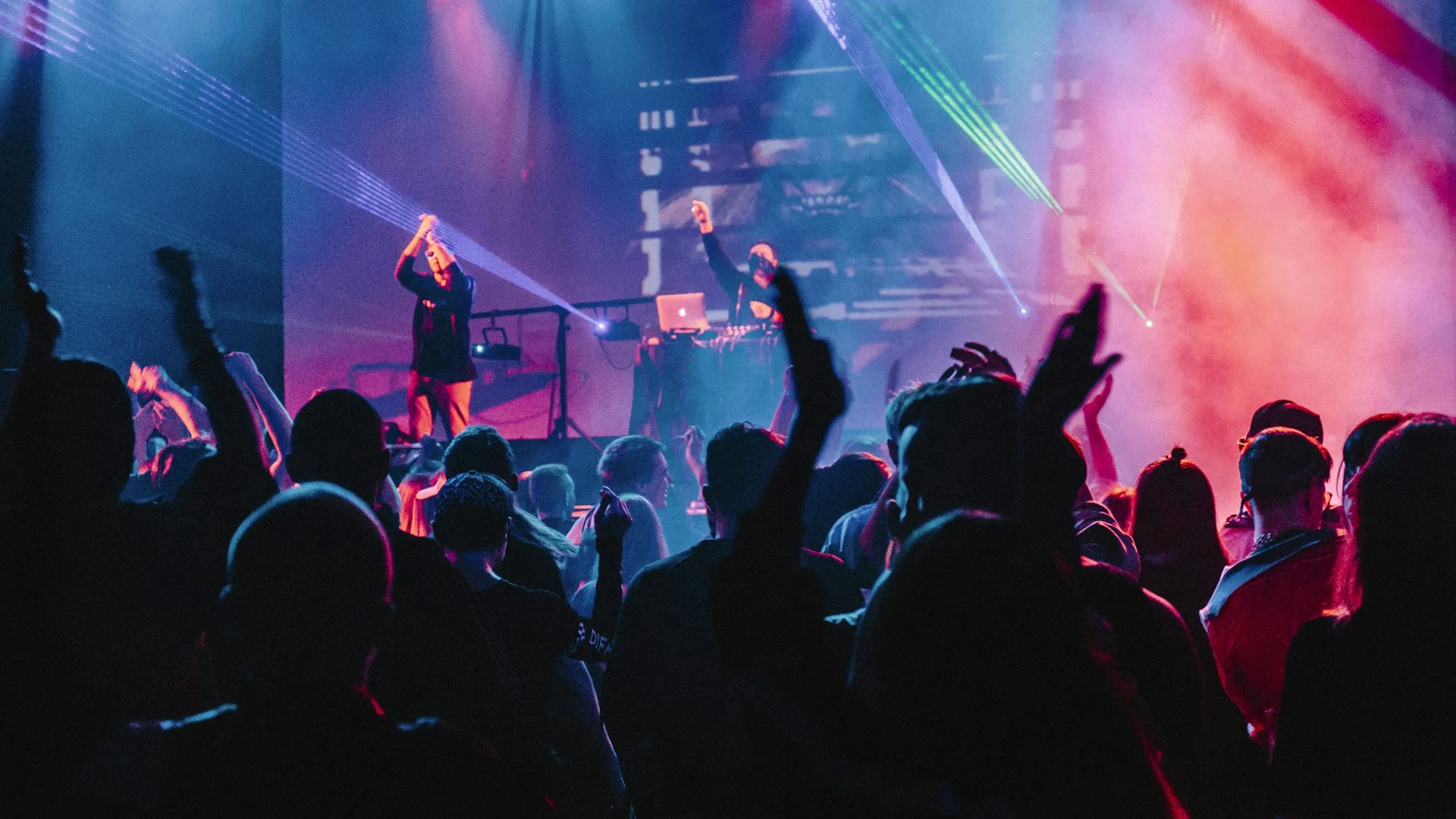 Pista de dança cheia de energia e alegria na festa de casamento